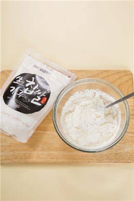 1. 찹쌀가루에 소금, 설탕, 물을 넣어 질게 반죽한다.