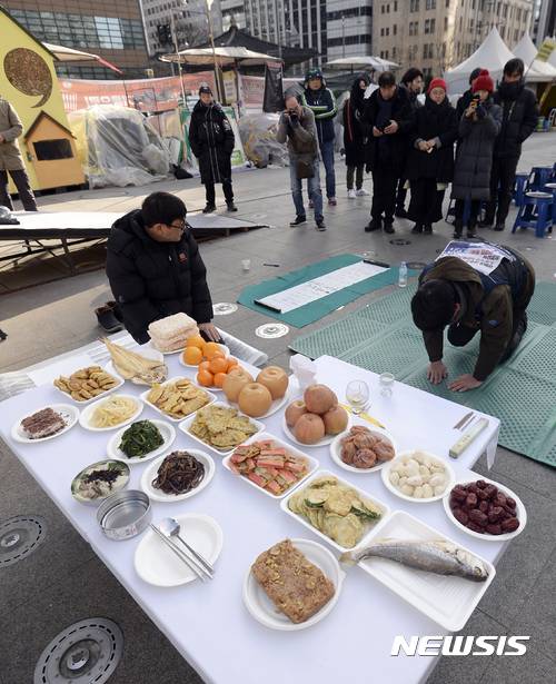 【서울=뉴시스】최진석 기자 = 설날인 28일 오전 서울 광화문 광장에서 해고노동자들이 박근혜 정권 퇴진을 촉구하며 설날 합동차례를 지내고 있다.   이날 합동차례에는 쌍용자동차 해고노동자, 콜트콜텍 해고노동자, 동양시멘트 비정규직 노동자, 기륭전자 비정규직 노동자 등이 참여했다. 2017.01.28.   myjs@newsis.com