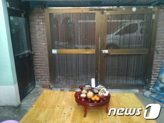 근로정신대에 끌려가 도난카이 지진으로 인해 숨진 고 최정례씨의 조카며느리인 이경자씨(73)가 지난 28일 전남 나주시에 거주하고 있는 집에서 최씨를 위한 제사상을 대문 앞에 차렸다. 이씨는 최씨의 제사상을 50여년 째 차리고 있다.(이경자씨 제공) 2017.1.29/뉴스1 © News1 전원 기자