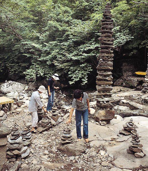 무주 구천동(九千洞)에 관광객들이 쌓은 돌탑들. 무교도라도 돌 하나쯤은 쌓는 게 일반적이다. [중앙포토]