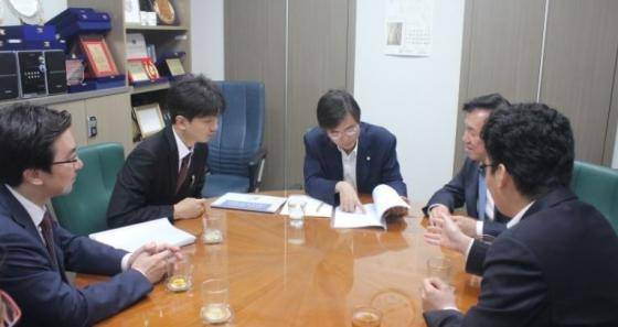 2015년 8월 13일 국회 의원회관 조경태 의원실에서 사법시험 존치 필요성에 대해 면담 중인 대한변호사협회 집행부와 조경태 의원. 왼편부터 채명성 전 법제이사, 배의철 부협회장, 조겅태 의원, 하창우 협회장. 조 의원은 면담 3개월 뒤인 2015년 11월 6일 야당 의원으론 처음 사시존치 법안을 대표발의했다. /사진 및 내용 출처=조경태 의원 블로그