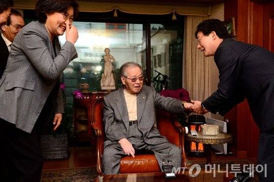 대선 출마를 선언한 유승민 바른정당 의원이 29일 오전 서울 중구 다산로 김종필 전 총리를 예방하고 있다. 2017.1.29/뉴스1  <저작권자 © 뉴스1코리아, 무단전재 및 재배포 금지>