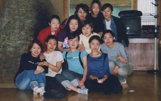 미술 재능을 살려 상명대 공예학과에 입학한 정미현 대표가 대학 시절 친구들과 MT를 떠나 즐거운 한 때를 보내고 있다. 앞줄 오른쪽 두번째가 정 대표의 대학 시절. /사진제공=정미현 대표