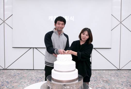 지난 2016년 12월 9일 데코뷰 10주년 기념식에서 정미현 대표가 오랜 시간 회사에 몸담아 온 물류팀 안준호 대리와 함께 케이크 커팅을 하고 있다. /사진제공=데코뷰