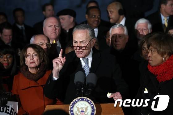 민주당 상원 원내대표인 척 슈머 의원과 낸시 펠로시 민주당 하원 원내대표가 30일(현지시간) 미국 대법원 건물 앞에서 도널드 트럼프 대통령의 반이민 행정명령을 규탄하기 위한 시위에서 연설하고 있다. © AFP=뉴스1