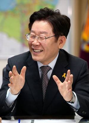 이재명 성남시장이 지난달 24일 오전 경기 성남시청 시장실에서 <한겨레>와 인터뷰하고 있다. 성남/김태형 기자 xogud555@hani.co.kr