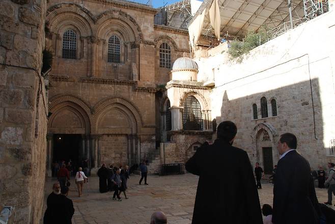 골고다 언덕에 있는 성묘교회. 예수는 그 안에서 십자가에 못박혀 숨을 거두었다고 한다.