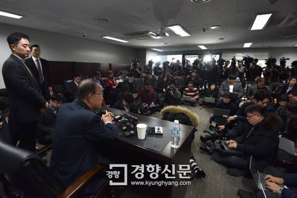 반기문 전 유엔사무총장이 31일 오후 서울 마포 트라팰리스에서 개헌 관련 기자간담회를 갖고 있다. /김기남 기자 kknphoto@kyunghyang.com