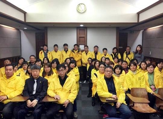 지난해 11월 22일, 첫 변론기일에 촬영한 사진. 법정에서 사진 촬영은 금지되지만 재판장은 노란 점퍼를 입은 유족들의 부탁을 받아들였다/ 세월호 유족 제공