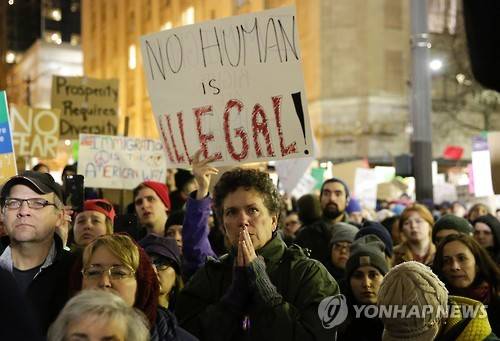 지난 29일(현지시간) 미국 시애틀에서 열린 반이민 행정명령 반대 집회[AFP=연합뉴스]