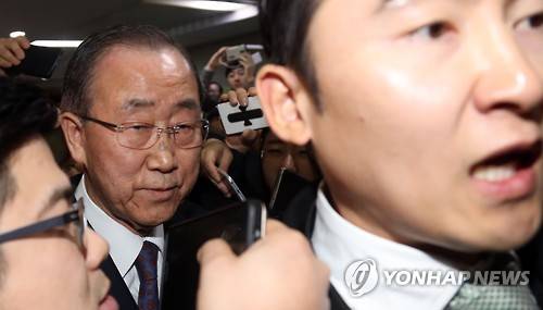 반기문 "순수한 뜻 접겠다" 대선불출마 선언      (서울=연합뉴스) 배재만 기자 = 반기문 전 유엔 사무총장이 1일 오후 국회 정론관에서 대선 불출마를 전격 선언한 뒤 나오고 있다.  scoop@yna.co.kr