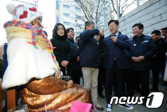 이재명 성남시장이 3일 오후 부산 동구 일본영사관 앞 평화의소녀상을 찾아 철도노조원과 인사를 하고 있다.  © News1 여주연 기자