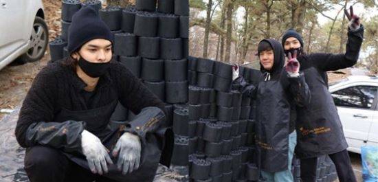 지난달 24일 에바다선교교회 성도들과 연탄 배달 봉사를 하는 류지광.  인스타그램 캡처
