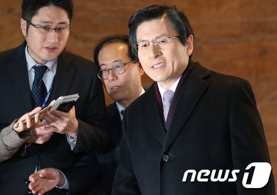 황교안 대통령 권한대행(사진 좌측)이 6일 서울 여의도 국회에서 열린 본회의에 츨석하기 위해 본청으로 들어서며 취재진의 질의에 답하고 있다. 2017.2.6/뉴스1 © News1 허경 기자