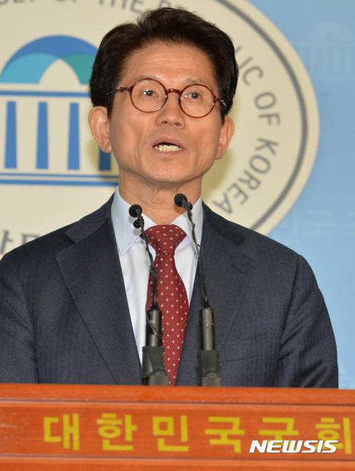 【서울=뉴시스】배훈식 기자 = 6일 오후 서울 여의도 국회 정론관에서 새누리당 김문수 최고위원이 기자회견을 하고 있다. 2017.02.06.   dahora83@newsis.com