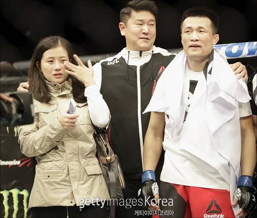 UFC 옥타곤에 오른 정찬성과 아내. ⓒ 게티이미지