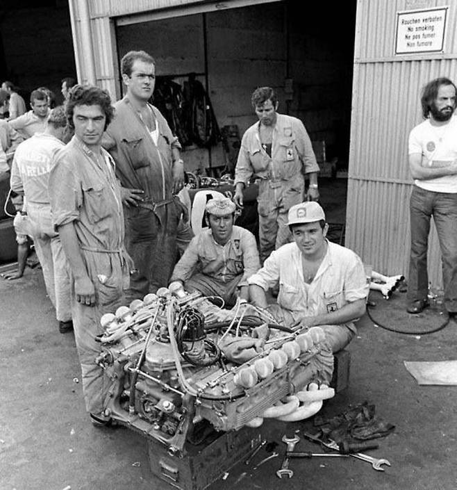 지금은 보기 힘든 12기통 박서 엔진