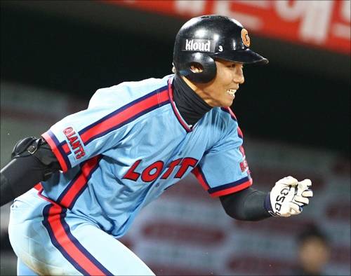 좌익수 자리 꿰찬 김문호. ⓒ 롯데 자이언츠