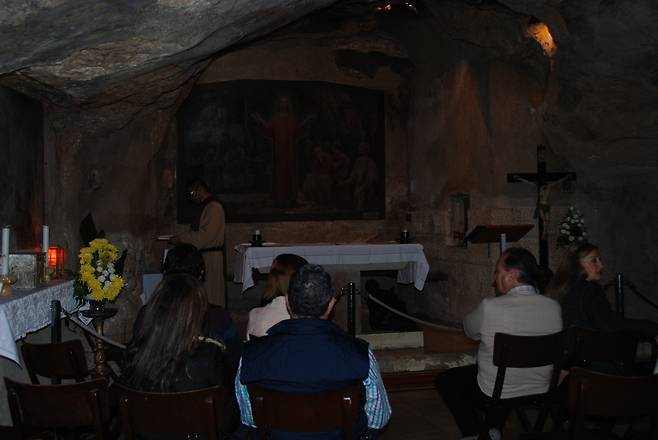 예수가 죽은 뒤에 제자들을 이 동굴에 모여 있었다. 문을 잠갔는데도 그들 앞에 부활한 예수가 나타났다. 지금은 이곳에 작은 교회가 세워져 있다.