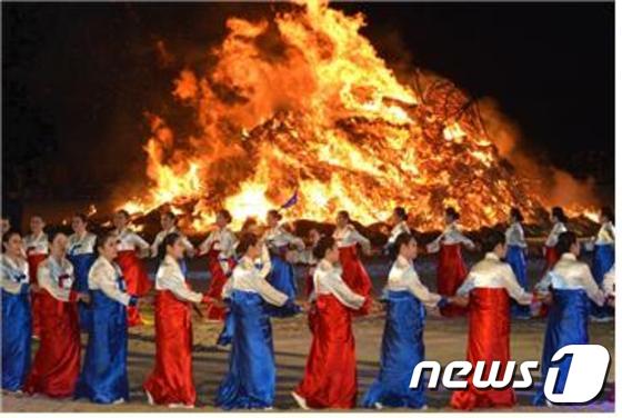 부산 해운대해수욕장 일대에서 '해운대달맞이온천축제'때 달집을 태우는 모습(부산해운대구 제공)© News1