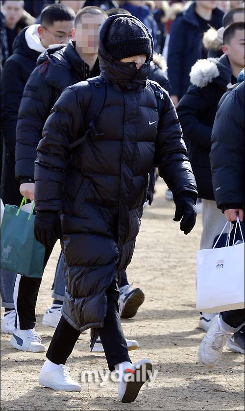 ▲ '다 가렸지만…누가 봐도 T.O.P'