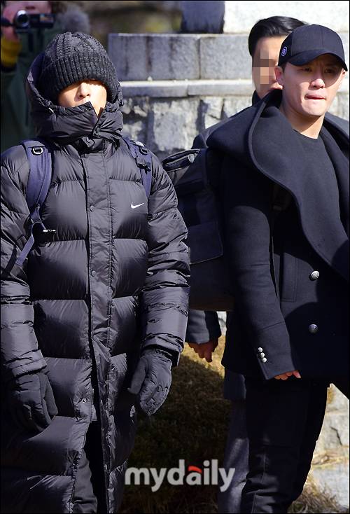 ▲ 탑·김준수, '오늘 동반 입소 합니다'김준수와 탑(최승현)은 논산에서 4주간의 기초군사훈련을 받은 뒤 경기남부지방경찰청 홍보단(김준수)과 서울지방경찰청 특기병 악대 요원(탑)으로 현역복무 한다. 두 사람의 전역일은 2018년 11월 8일이다.