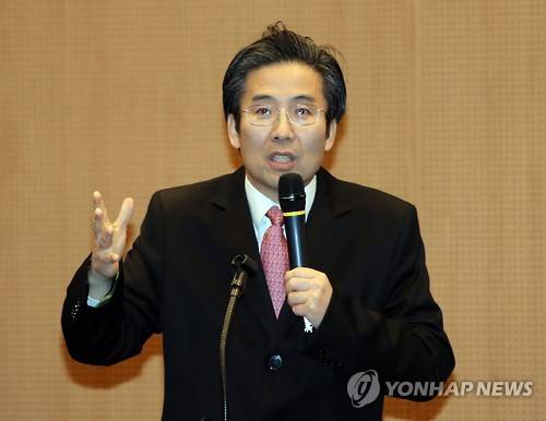 탄핵심판 때 박근혜 전 대통령 측 법률대리인단(변호인단)에서 활동한 손범규 변호사가 2017년 2월 9일 오전 국회헌정기념관 대강당에서 열린 이른바 '태극기집회' 지지 토론회에서 축사를 하고 있다. [연합뉴스 자료사진]
