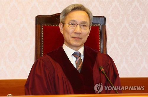 강일원 헌법재판관  (서울 사진공동취재단=연합뉴스) 박근혜 대통령 탄핵심판 사건 재판관인 강일원 헌법재판관이 30일 오후 서울 종로구 헌법재판소 소심판정에서 열린 제3회 준비절차기일에서 청구인과 피청구인의 출석여부를 확인하고 있다 2016.12.30  photo@yna.co.kr  (끝)