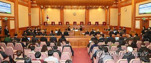 이정미 헌재소장 권한대행 출석인 확인 (서울=연합뉴스) 김현태 기자 = 이정미 헌법재판소장 권한대행이 9일 오전 서울 종로구 재동 헌법재판소에서 열린 박근혜 대통령 탄핵심판 사건 12차 변론에서 출석인들을 확인하고 있다. 2017.2.9 mtkht@yna.co.kr (끝)