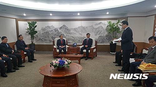 【홍성·예산=뉴시스】유효상 기자 = 충남기독교총연합회 대표 목회자들이 10일 충남도청 접견실에서 안희정 지사를 만나 동성애를 옹호하는 내용이 담긴 인권조례 폐지를 요구하고 있다.  2017.02.10    yreporter@newsis.com