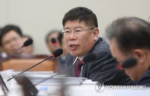 (서울=연합뉴스) 김도훈 기자 = 14일 오후 서울 여의도 국회에서 열린 미래창조과학방송통신위원회 전체회의에서 국민의당 김경진 의원이 공영방송법 처리를 위한 안건조정위원회 구성 문제에 대한 의사진행발언을 하고 있다. 이날 미방위는 법안상정 및 미래창조과학부 업무현황보고가 예정됐지만 공영방송법을 둘러싼 설전으로 약 개회 1시간 30분 만에 정회됐다. 2017.2.14 superdoo82@yna.co.kr