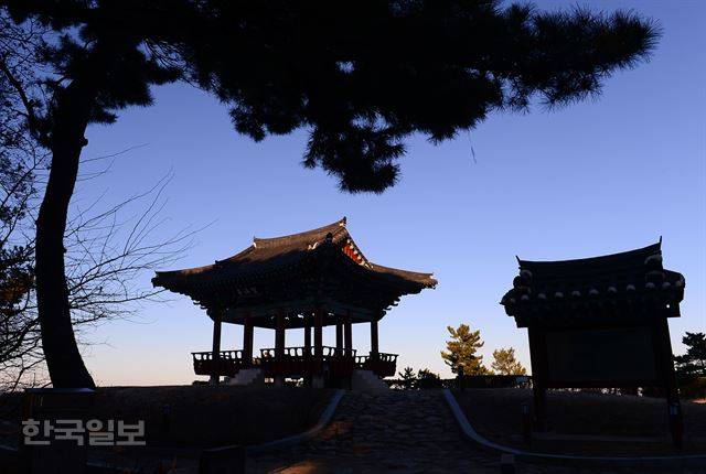 울진 해맞이공원과 산책로로 연결된 망양정.