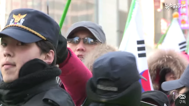 ▲ 12일자 뉴스타파 “‘시간 끌기’에 성난 촛불… ‘탄핵 반대 집회’ 참가자 뉴스타파 기자 폭행” 보도 영상 갈무리.