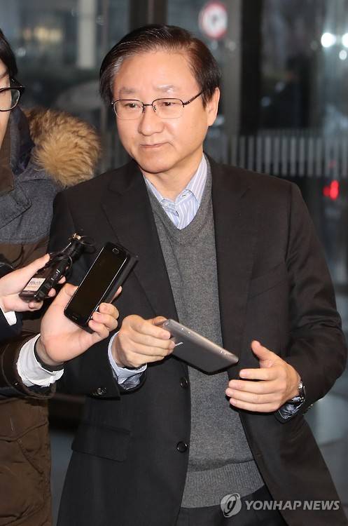 (서울=연합뉴스) 임헌정 기자 = 김신 삼성물산 사장이 지난 2일 15일 오전 서울 서초구 삼성전자 서초사옥에서 열린 수요사장단회의에 참석하며 취재진의 질문공세를 받고 있다. 2017.2.15      kane@yna.co.kr