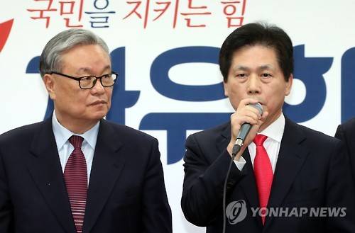 김진, "제가 자유한국당 입당한 것은" (서울=연합뉴스) 배재만 기자 = 김진 전 중앙일보 논설위원(오른쪽)이 15일 오전 서울 여의도 자유한국당 당사에서 입당원서를 제출한 뒤 소감을 밝히고 있다. 왼쪽은 인명진 비상대책위원장. scoop@yna.co.kr