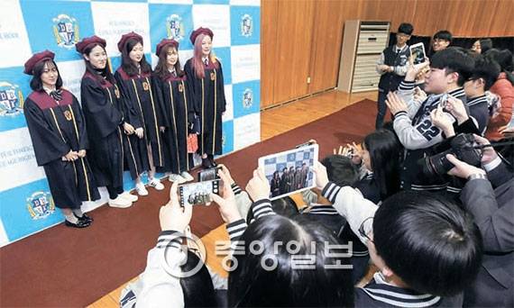 14일 부산 부일외고 졸업식. 레드 카펫 위의 졸업생들에게 카메라 플래시가 터졌다. [부산=송봉근 기자]