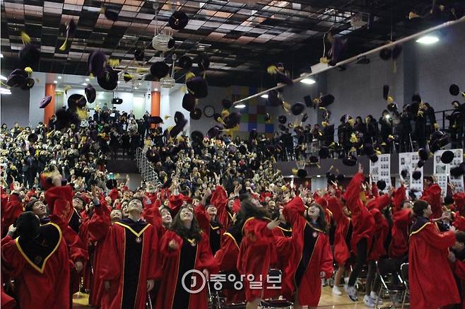 졸업생의 답가로 '걱정말아요 그대'를 합창한 경기외고는 학사모를 높이 던지는 것으로 졸업식을 마무리한다.