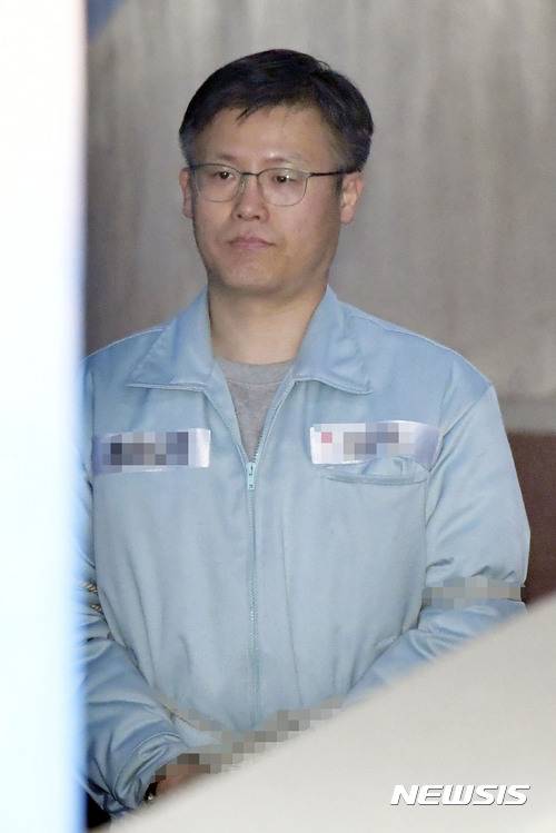 【서울=뉴시스】최동준 기자 = 최순실에 청와대 문건을 넘겨준 혐의를 받고 있는 정호성 전 청와대 비서관이 16일 재판을 받기 위해 서울 서초동 서울중앙지방법원으로 들어서고 있다. 2017.02.16. photocdj@newsis.com