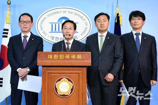 야3당 원내수석부대표와 더불어민주당 박범계 의원이 지난해 11월 14일 서울 여의도 국회에서 '최순실 게이트' 및 '국정농단 의혹사건'에 대한 특별검사법 합의에 관한 기자회견을 하고 있다. (왼쪽부터) 당시 새누리당 김도읍 원내수석부대표, 더불어민주당 박범계 의원, 국민의당 김관영 원내수석부대표, 더불어민주당 박완주 원내수석부대표 (사진=박종민 기자)