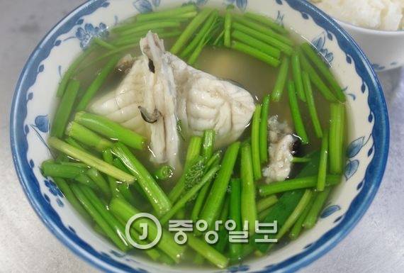 부산 공동어시장 길 건너에 있는 ‘남포식당’의 복국. 국물이 맑은 일반 복국에 비해 뿌옇다. ‘자갈치식’ 복국이다. 맛이 꾸밈없이 진하다. 한 자리에서 한 사람이 34년을 지켜온 맛이다.
