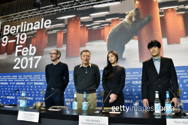 홍상수 감독과 김민희(가운데)가 16일(현지시간) 베를린 영화제 프레스 컨퍼런스에 참석했다. 사진|게티이미지/이매진스