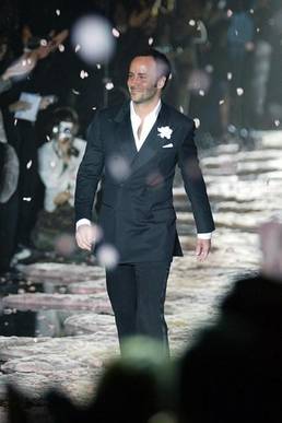마지막 구찌 패션쇼에서 고별 워킹 중인 톰 포드. 광택나는 칼라의 검정 더블 브레스티드 수트, 새하얀 셔츠, 포켓 스퀘어, 코사지 장식까지 완벽한 수트룩으로 구찌에서의 마지막을 빛냈다. /사진=핀터레스트