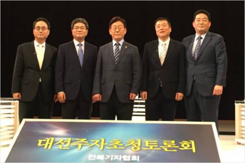 이재명 성남시장이 18일 전북기자협회 주최로 전주KBS에서 열린 대선주자 초청토론회에 참석해 각종 현안에 대한 입장을 밝혔다. (사진=임상훈 기자)