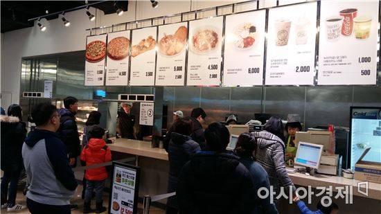 18일 이마트 트레이더스 대전 월평점 푸드코트. 저녁식사 시간 전인데도 손님들로 북적인다.(사진=오종탁 기자)