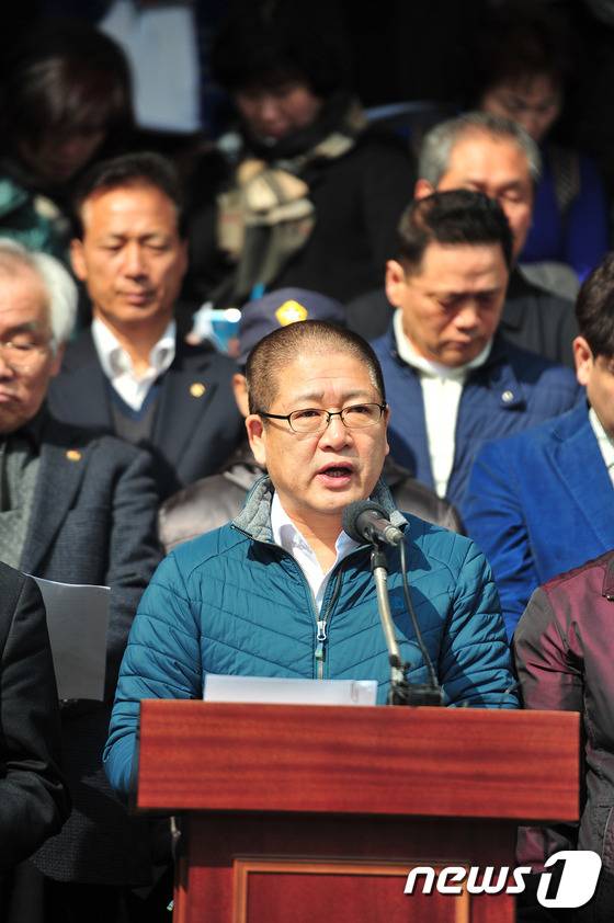 울산 동구는 20일 오전 '현대중공업 분사 사업장 탈 울산 반대'를 위한 기자회견에서 "현대중공업은 구조조정과 분사에 따른 사업장과 본사의 역외 이전을 철회하라"며 "통합 R&D센터도 울산에 건립될 수 있도록 경영방침을 재고해 달라"고 촉구했다. 삭발식 뒤 기자회견을 하고 있는 권명호 동구청장. 2017.2.20/뉴스1 © News1 이윤기 기자