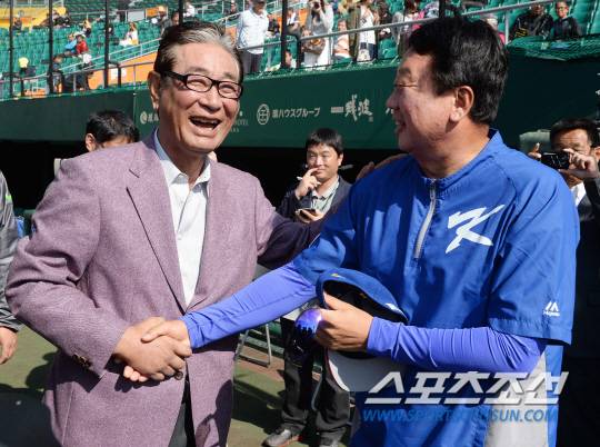 호시노의 굳은 표정이 환한 미소로 가득찼고 선 코치도 오랜만에 활짝 웃었다.