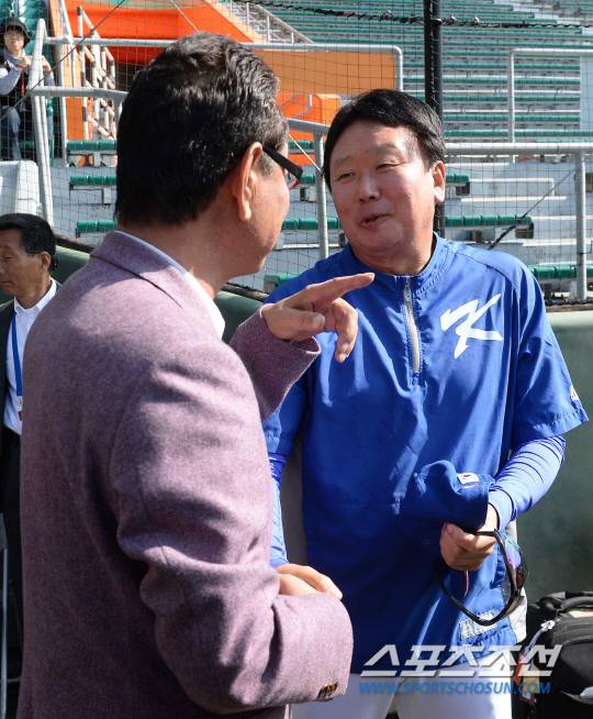 짧은 순간이었지만 호시노 부회장은  선 코치에게 "대표팀 코치로서 열심히 하길 바란다"며 제자를 진심으로 응원했다.