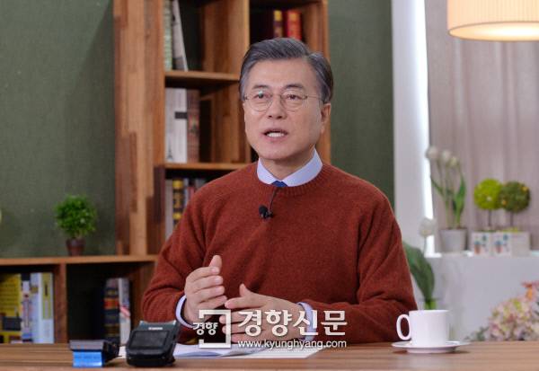 문재인 더불어민주당 대선 예비후보가 20일 서울 마포구의 한 스튜디오에서 ‘주간 문재인’ 6탄 공개 촬영을 하고 있다. 문 후보는 이번 ‘주간 문재인’ 촬영에서 약 230만명에 이르는 특수고용 노동자들이 노동3권을 보장받아야 한다고 강조했다. &nbsp;박민규 선임기자 parkyu@kyunghyang.com