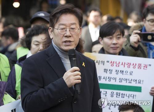 (성남=연합뉴스) 윤동진 기자 = 더불어민주당 대선주자인 이재명 성남시장이 20일 오전 성남 상대원 재래시장을 찾아 발언하고 있다. 2017.2.20      mon@yna.co.kr