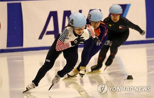 (삿포로=연합뉴스) 김준범 기자 = 20일 일본 삿포로 마코마나이 실내 빙상장에서 열린 2017 삿포로 동계아시안게임 쇼트트랙 여자 500ｍ 예선에서 최민정이 질주하고 있다. 2017.2.21      psykims@yna.co.kr
